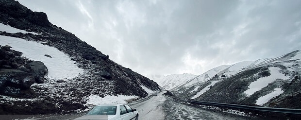بارش برف و ترافیک سنگین در جاده چالوس