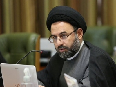 عضو شورای شهر تهران: با گل دادن به زنان بی‌حجاب، کاری از پیش نمی‌رود؛ ارتش وارد شود!