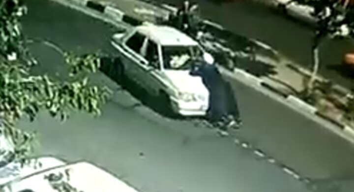 فیلم| حمله با خودرو به یک روحانی در تهران