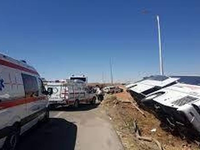 واژگونی اتوبوس در جاده آباده به اصفهان/ ۱۶ مصدوم و یک کشته