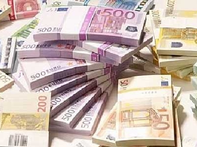 کاهش قیمت یورو و ثبات قیمت دلار و درهم