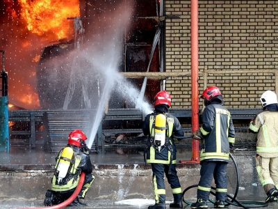 آتش‌سوزی گسترده انبار لوازم موتورسیکلت در میدان رازی تهران