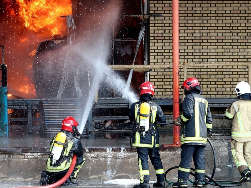 آتش‌سوزی گسترده انبار لوازم موتورسیکلت در میدان رازی تهران