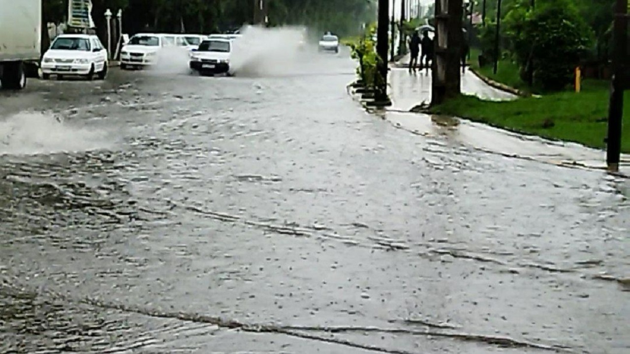 بارش باران شدید و آبگرفتگی معابر در برخی شهر‌های گیلان