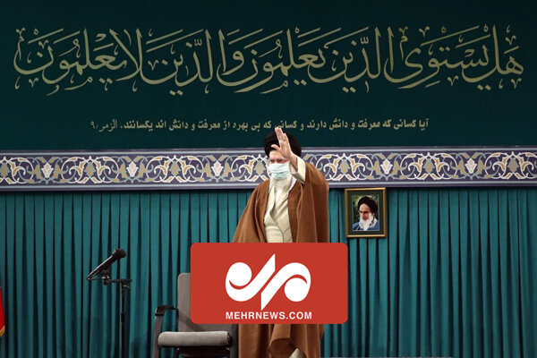 هم‎‌خوانی سرود در ابتدای دیدار معلمان با رهبر انقلاب