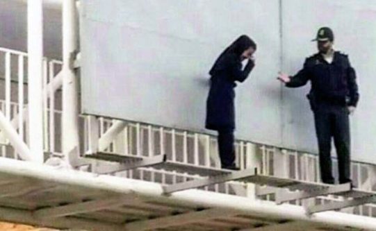 جلوگیری از خودکشی دختر ۱۸ ساله رشتی از روی پل عابر پیاده