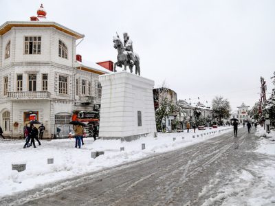 تجهیز ۱۰ محل اسکان اضطراری در شهرستان رشت/ استقرار ماشین آلات برف‌روبی در محورها
