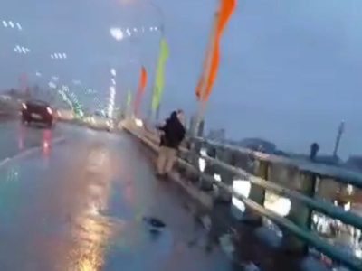 تلاش موفق آتش نشانان برای نجات دختری از بالای پل جانبازان رشت