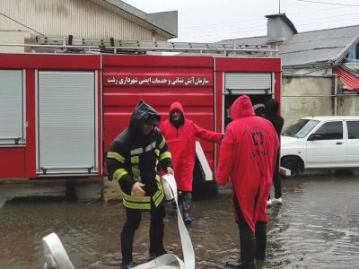 تلاش آتش نشانان رشت در پی بارش شدید باران و آبگرفتگی