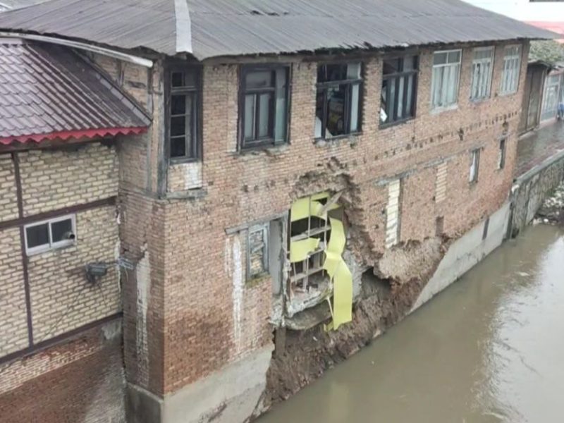 تخلیه ۱۰ مغازه در حال رانش جنب پل خشتی لنگرود