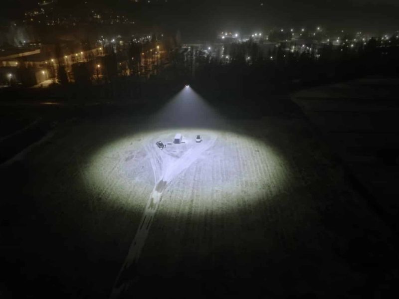 پهپاد نورافکن که شب را مثل روز روشن میکند