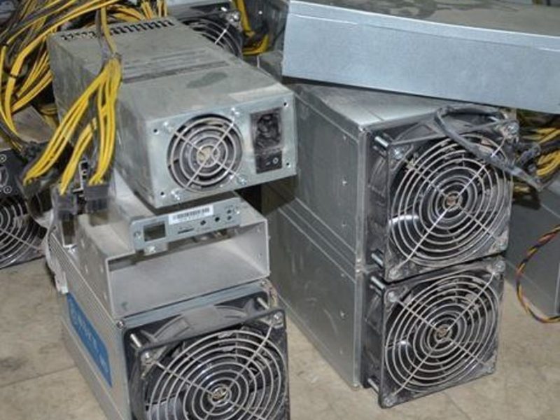 کشف ۶ دستگاه ماینر قاچاق در بندرانزلی | متهم ۳۶ ساله دستگیر شد