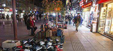 فروش غیرقانونی فضای پیاده‌راه و بازار توسط دلالان برای دستفروشی