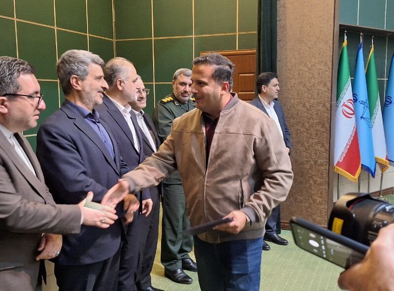 اهدای سند مالکیت زمین‌های حاشیه تالاب انزلی