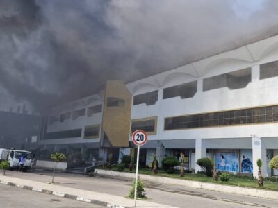 حدود ۹۰ درصد از آتش‌سوزی مجتمع ونوس منطقه آزاد انزلی مهار شد