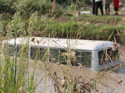 سقوط خودرو به کانال آب در رشت