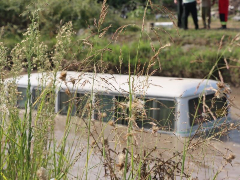 سقوط خودرو به کانال آب در رشت