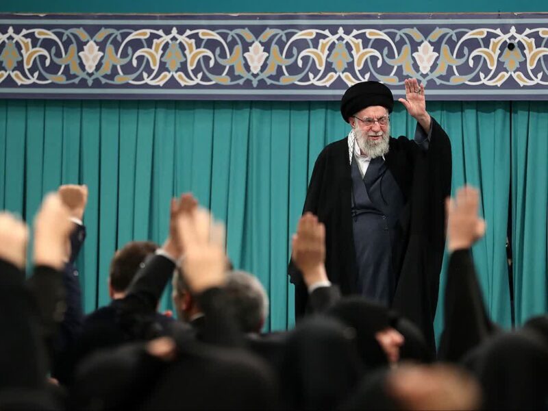 از اهانت به رؤسای کشور، رئیس‌جمهور و دیگران به شدت پرهیز شود